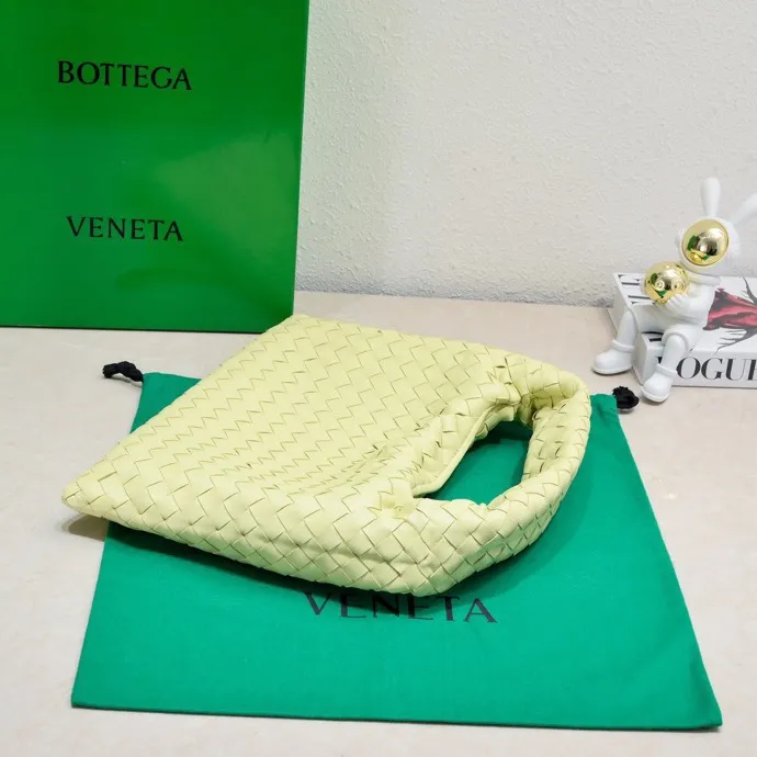 Batch 1860 #Bv new small HOP bag, the bag body and handles are made of a whole piece of woven leather. The bag body is soft and lazy. Hop symbolizes the praise of innovation and eternal craftsmanship [love]. The pyramid silhouette combines practicality and fashion. It is modern and casual. The double-sided closure design of the bag mouth is more convenient and safe! The cowhide texture also makes the bag more wear-resistant and durable. A must-have for fashionable ladies who like minimalism yet comfortable and casual! Size: 41x20.5x7.5, Model: 3966#